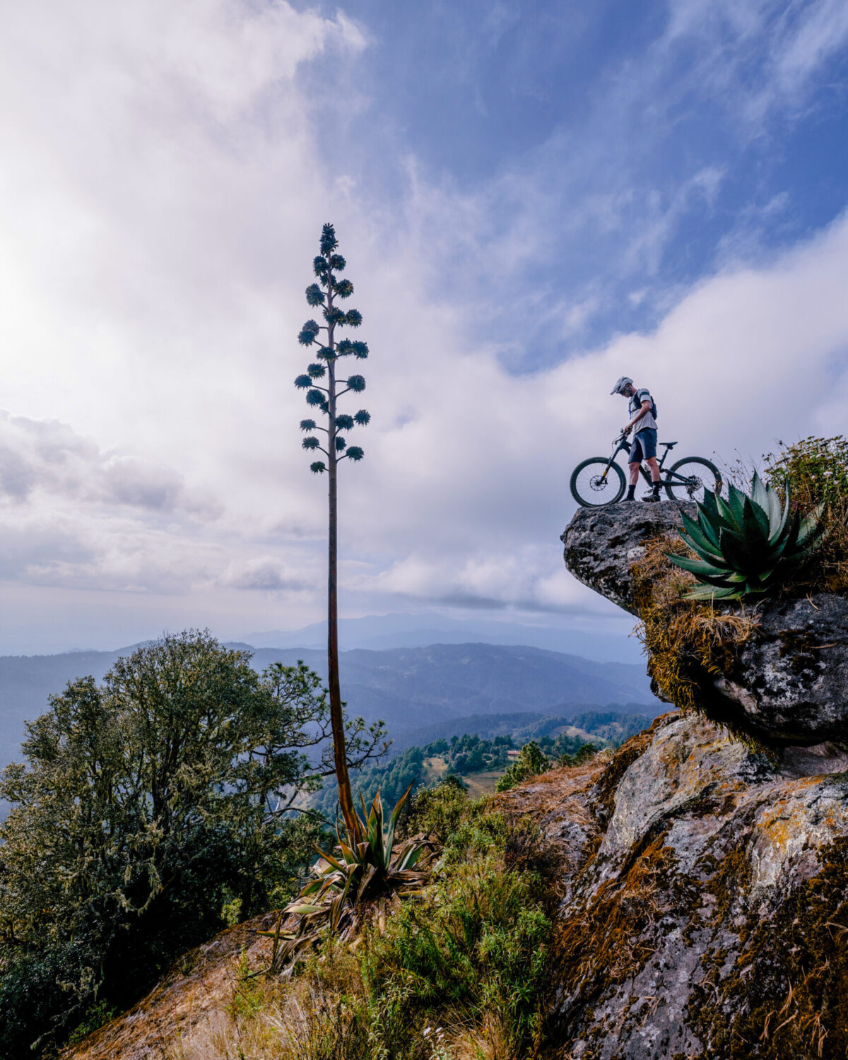 enduro-biking-cliff-trail